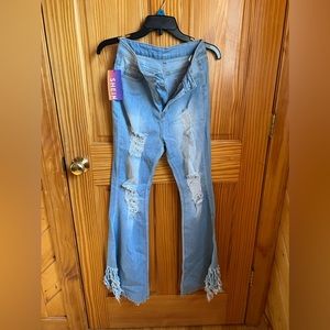 Brand new jeans with tags. Size 27. Super cute and stretchy.